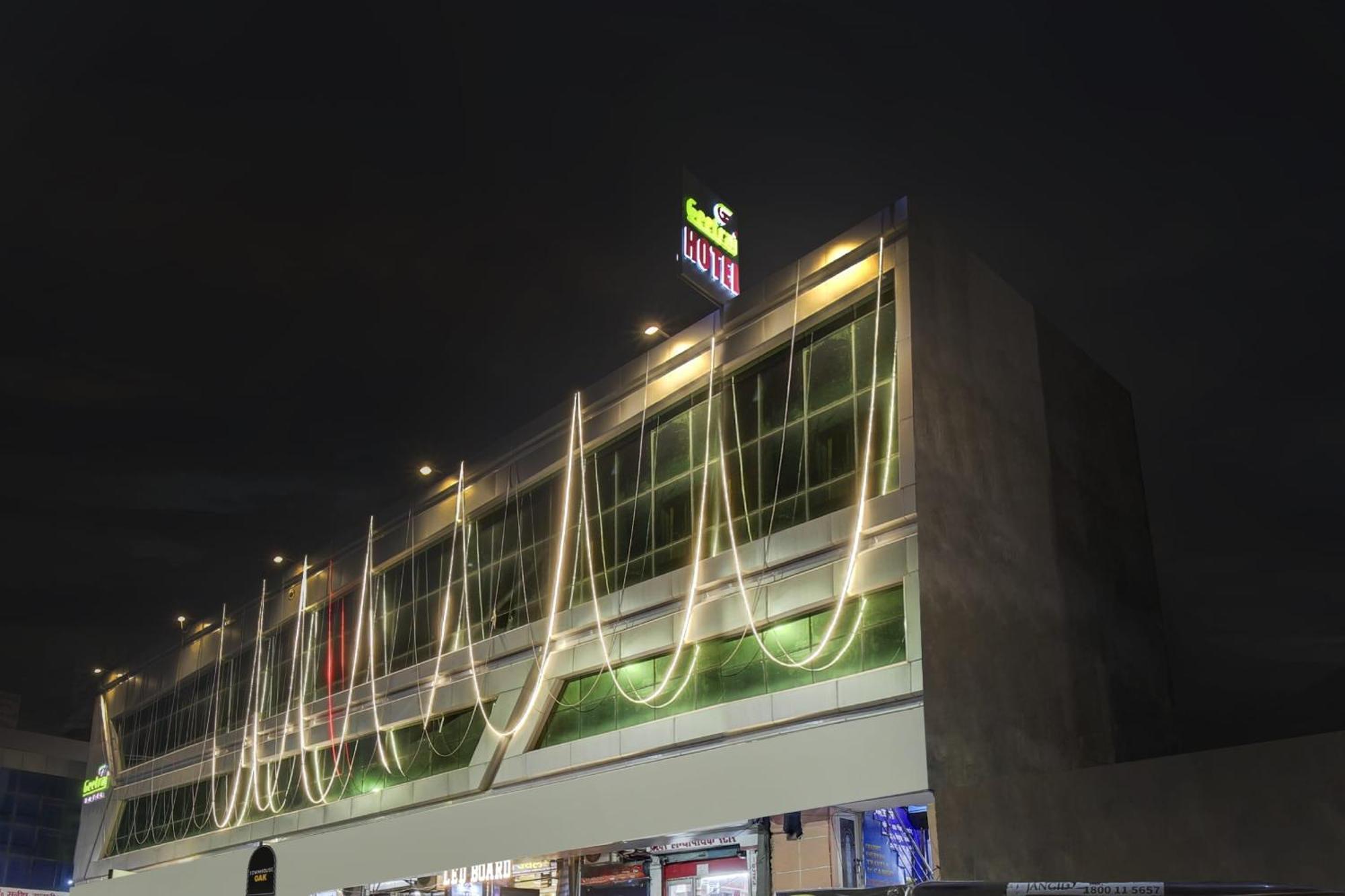 Townhouse Geetraj Near Shalimar Gateway Lucknow Hotel Exterior foto